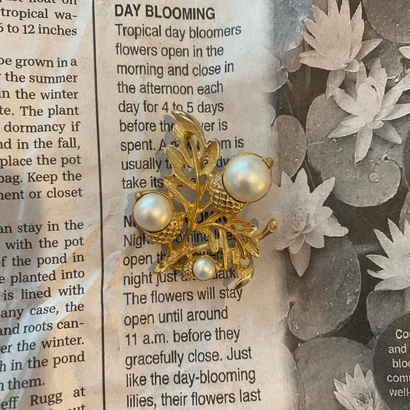 Vintage Avon gold and pearl Acorn Autumn Glory brooch pendant - Picture 4 of 5